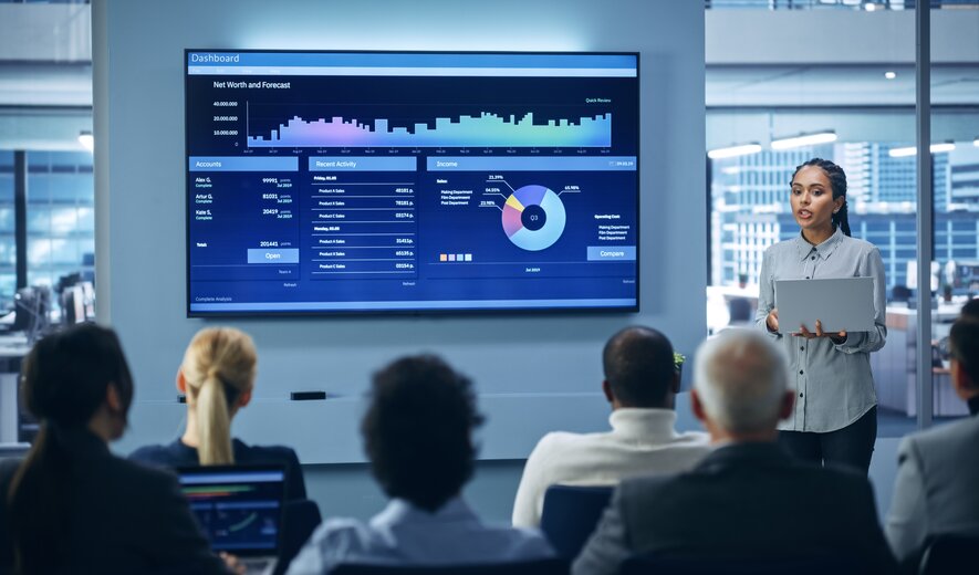 Change- & Transformationsmanager IHK Weiterbildung: Referentin präsentiert ein digitales Dashboard mit Kennzahlen vor Teilnehmenden.