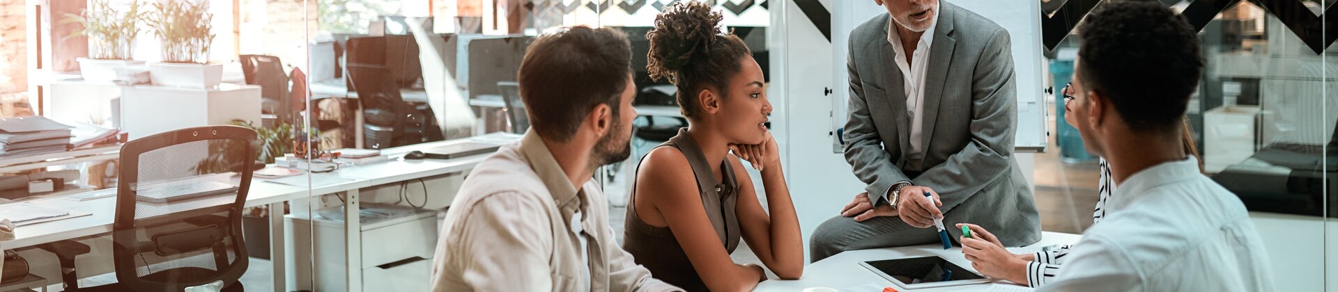 Systemisch führen Weiterbildung: Team arbeitet gemeinsam an komplexen Situationen, Führung und Zusammenarbeit im Arbeitsalltag.