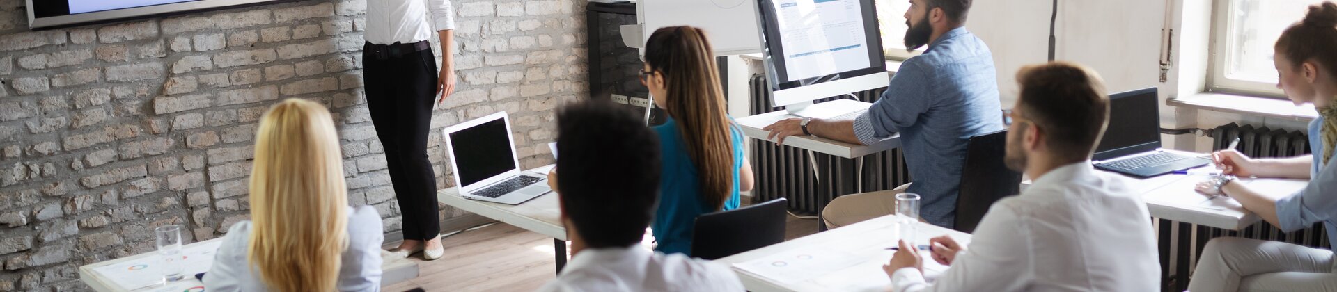 Ausbildung der Ausbilder Weiterbildung: Referentin erklärt Inhalte vor Teilnehmenden in einem Seminarraum.