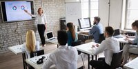 Ausbildung der Ausbilder Weiterbildung: Referentin erklärt Inhalte vor Teilnehmenden in einem Seminarraum.
