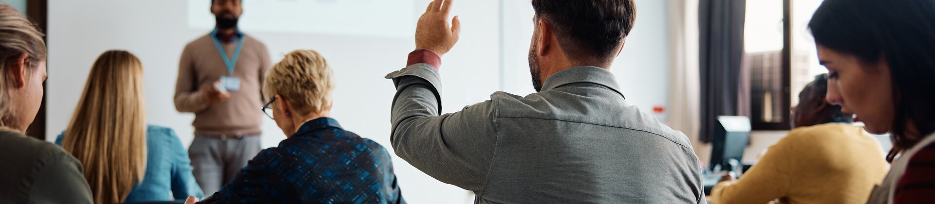 Weiterbildung Ausbildung der Ausbilder: Teilnehmende bereiten sich im Seminar auf die praktische Prüfung vor.