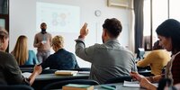 Weiterbildung Ausbildung der Ausbilder: Teilnehmende bereiten sich im Seminar auf die praktische Prüfung vor.