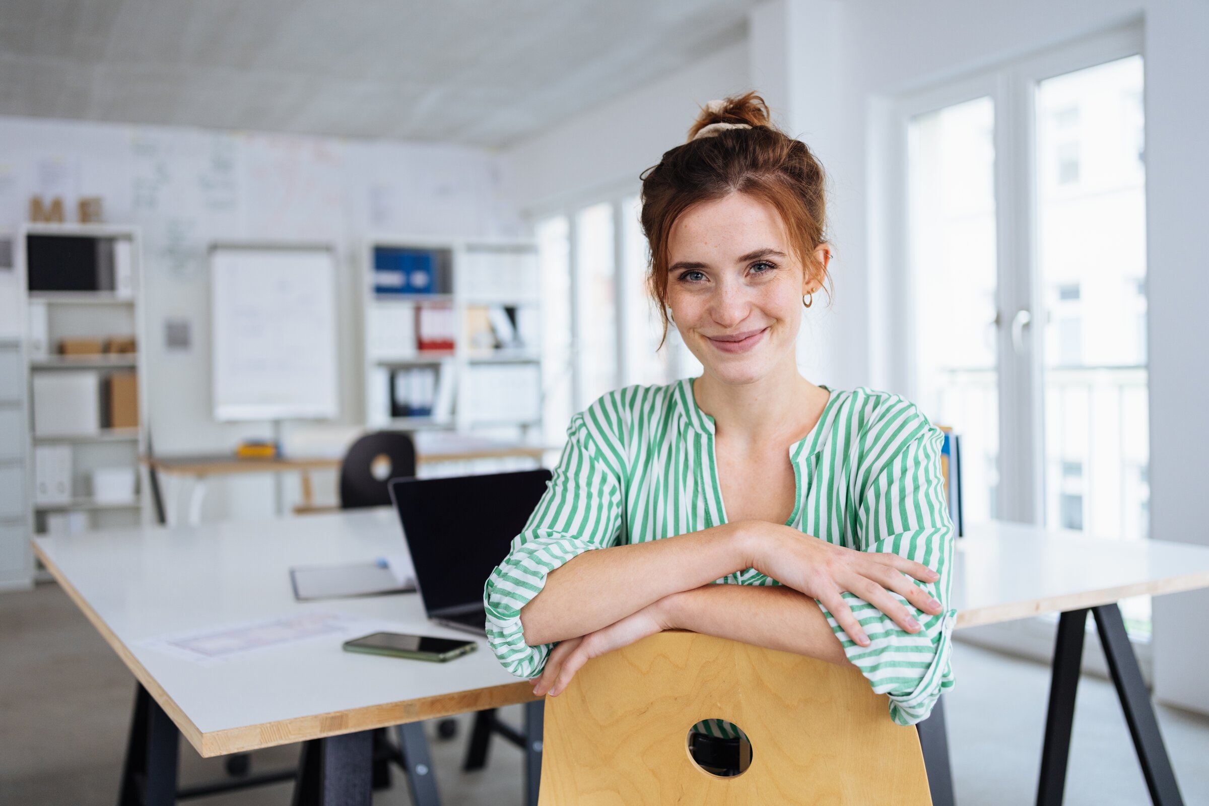 Gepr. Fachwirt/-in für Büro- und Projektorganisation Weiterbildung: Teilnehmerin im Büro mit Fokus auf Organisation und Projektarbeit.
