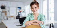 Gepr. Fachwirt/-in für Büro- und Projektorganisation Weiterbildung: Teilnehmerin im Büro mit Fokus auf Organisation und Projektarbeit.