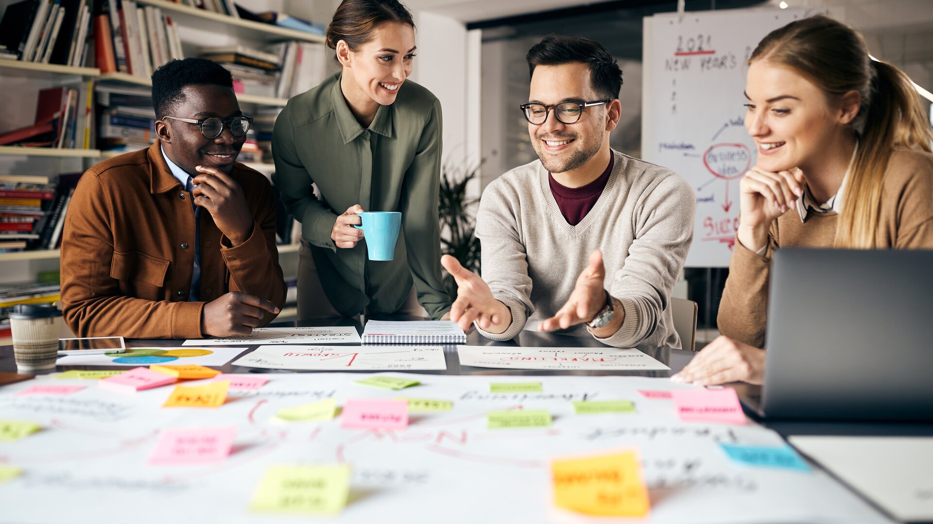 Weiterbildung Gepr. Fachwirt/-in für Marketing: Team entwickelt gemeinsam Marketingideen und Kampagnen an einem Projekttisch.