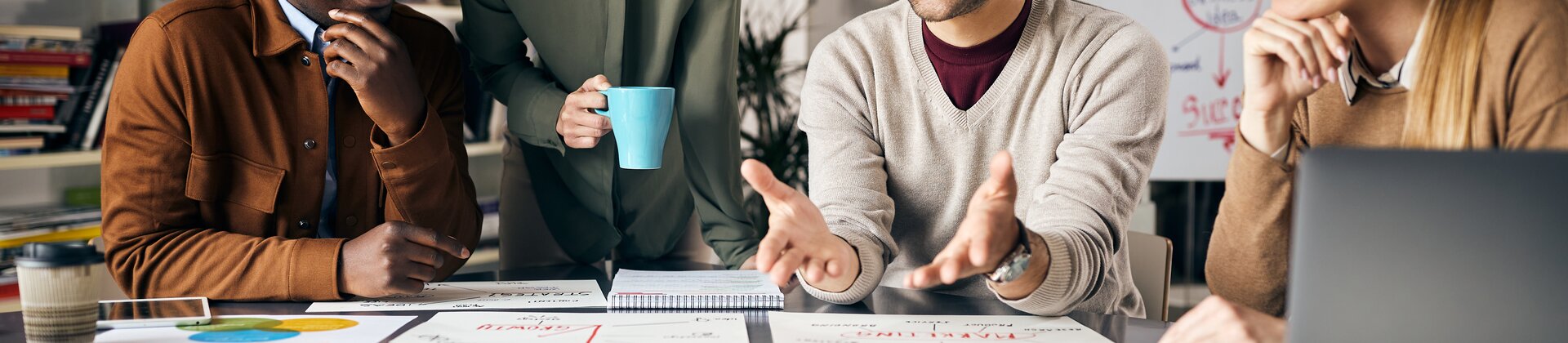 Weiterbildung Gepr. Fachwirt/-in für Marketing: Team entwickelt gemeinsam Marketingideen und Kampagnen an einem Projekttisch.