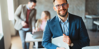 Gepr. Technischer Betriebswirt Weiterbildung: Mann im Business-Outfit in einem modernen Büro mit Fokus auf technische und betriebswirtschaftliche Kompetenz.