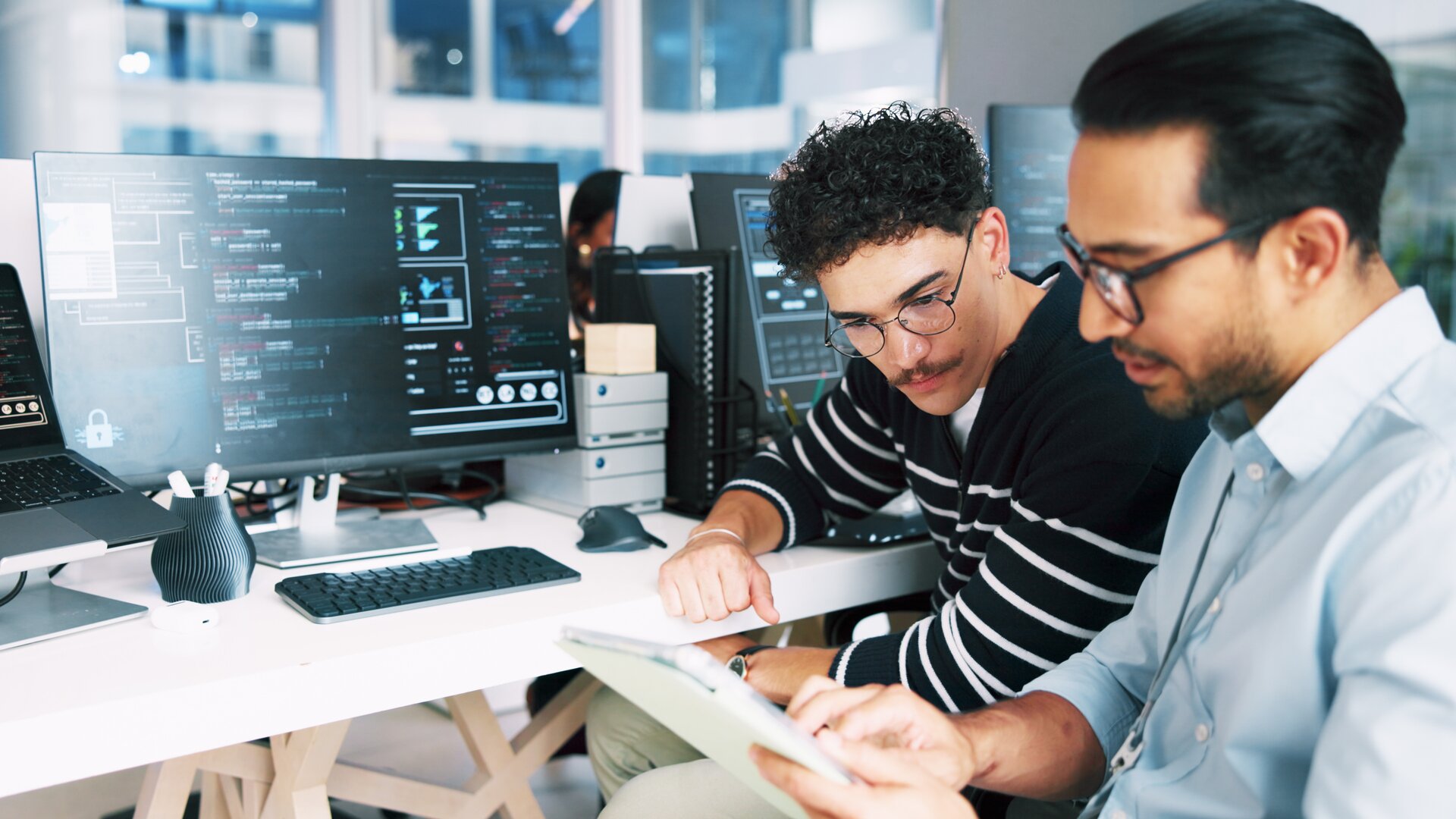 Weiterbildung Gepr. Berufsspezialist/-in für Systemintegration und Vernetzung: Zwei Personen arbeiten gemeinsam an IT-Systemen und Netzwerklösungen.