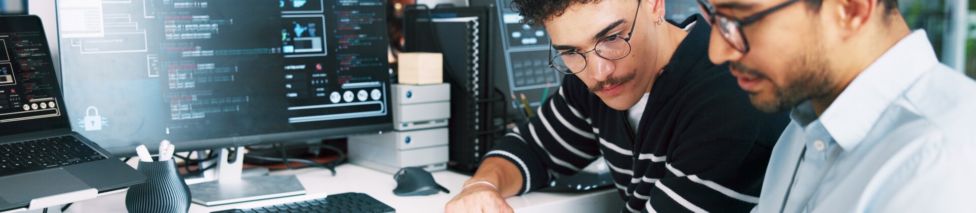 Weiterbildung Gepr. Berufsspezialist/-in für Systemintegration und Vernetzung: Zwei Personen arbeiten gemeinsam an IT-Systemen und Netzwerklösungen.