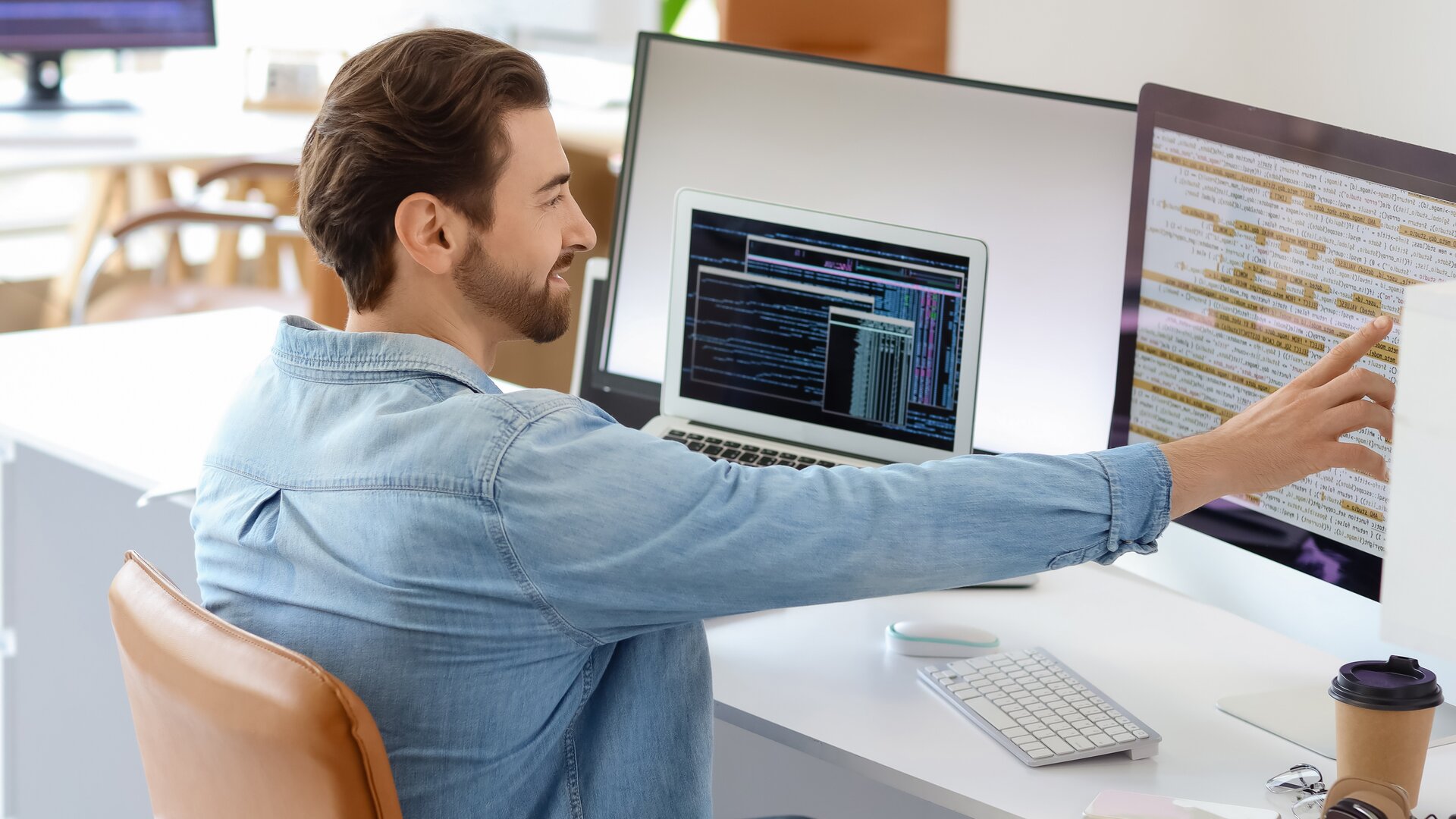 Bachelor Professional in IT Weiterbildung: Mitarbeiter analysiert IT-Systeme und Netzwerke an mehreren Bildschirmen.