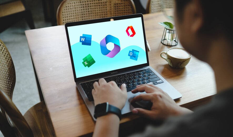 Microsoft 365 Copilot Weiterbildung: Assistenz arbeitet mit Word, Excel, Outlook und Copilot am Laptop.