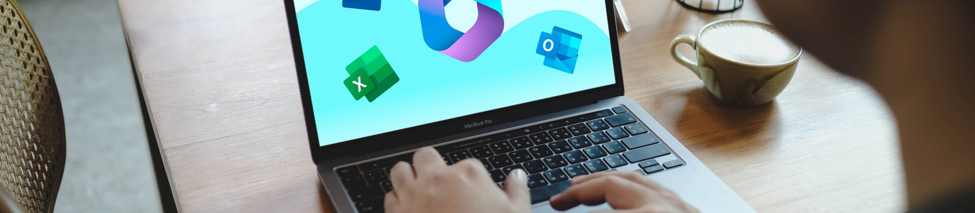 Microsoft 365 Copilot Weiterbildung: Assistenz arbeitet mit Word, Excel, Outlook und Copilot am Laptop.