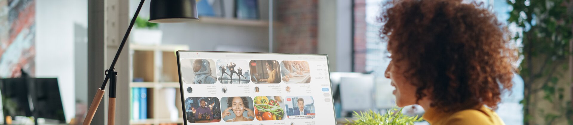 Weiterbildung Social Media für Unternehmen: Person plant Social-Media-Inhalte am Computer für den erfolgreichen Einstieg.
