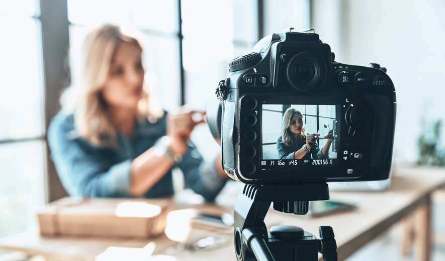 TikTok für Unternehmen Weiterbildung: Kamera filmt eine Person beim Erstellen von Video-Content für Social Media.