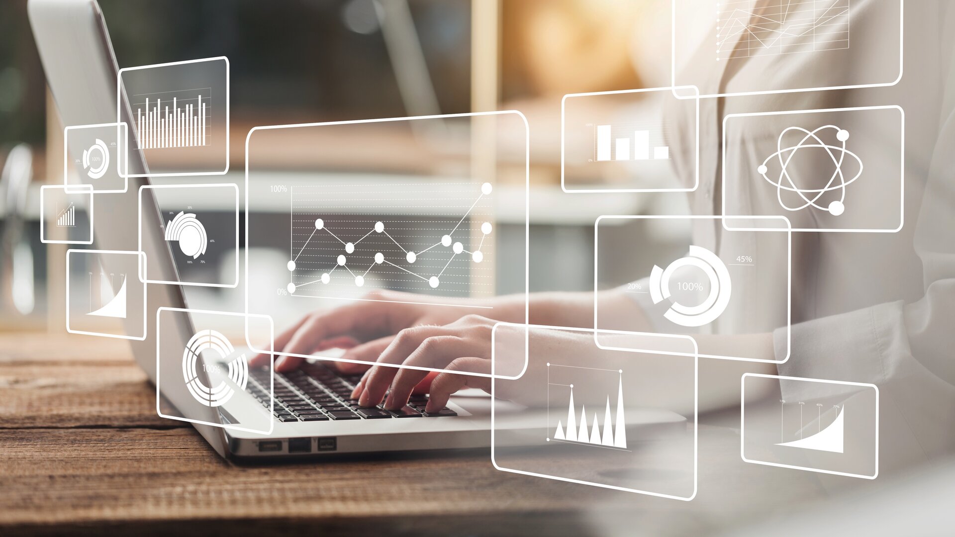 Online Marketing Managerin sitzt vor ihrem Laptop und bearbeitet verschiedene Bereiche des Online Marketings. 