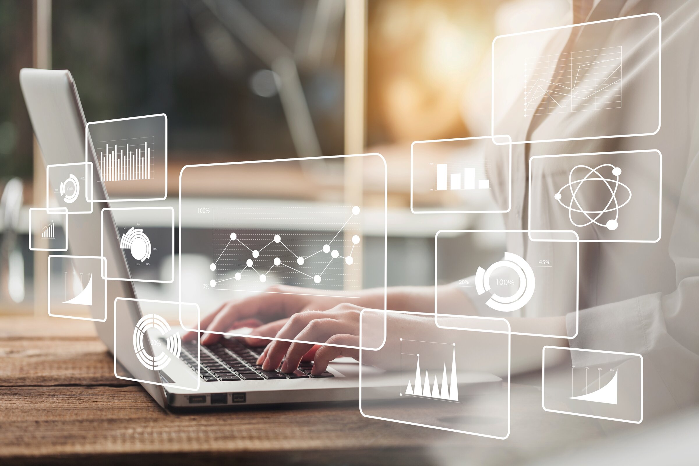 Online Marketing Managerin sitzt vor ihrem Laptop und bearbeitet verschiedene Bereiche des Online Marketings. 