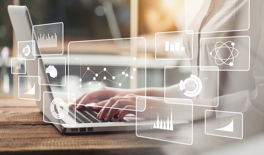 Online Marketing Managerin sitzt vor ihrem Laptop und bearbeitet verschiedene Bereiche des Online Marketings. 
