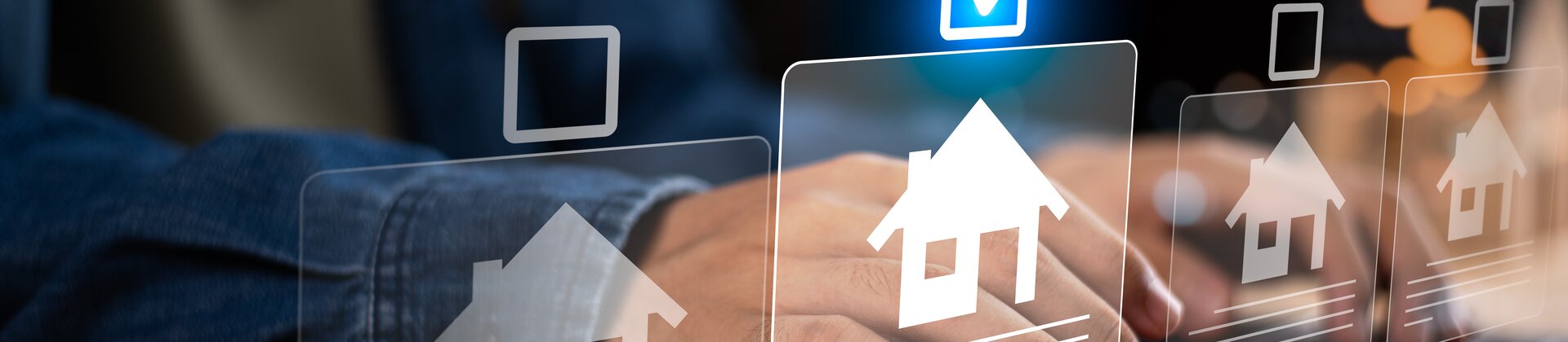 Weiterbildung Effizienzwerkstatt Immobilienverwaltung: Person optimiert Immobilienprozesse am Laptop mit digitalen Gebäudedaten und KI-Unterstützung.