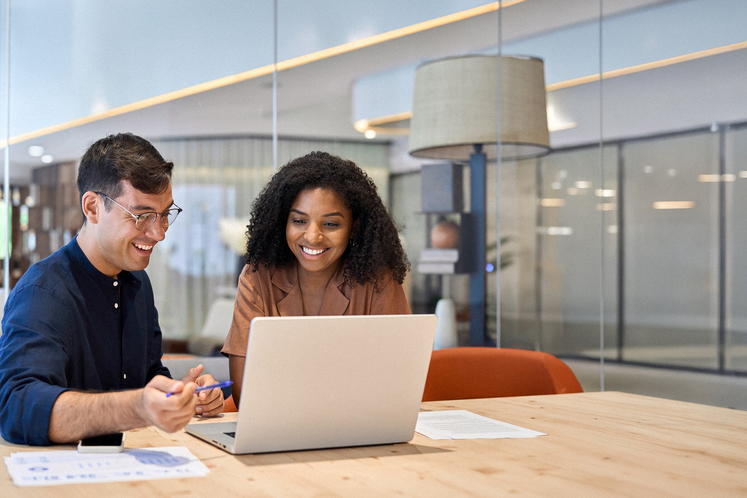 Weiterbildung Ausbilder/-in als Coach: Zwei Personen arbeiten gemeinsam am Laptop an Coaching- und Ausbildungsthemen.