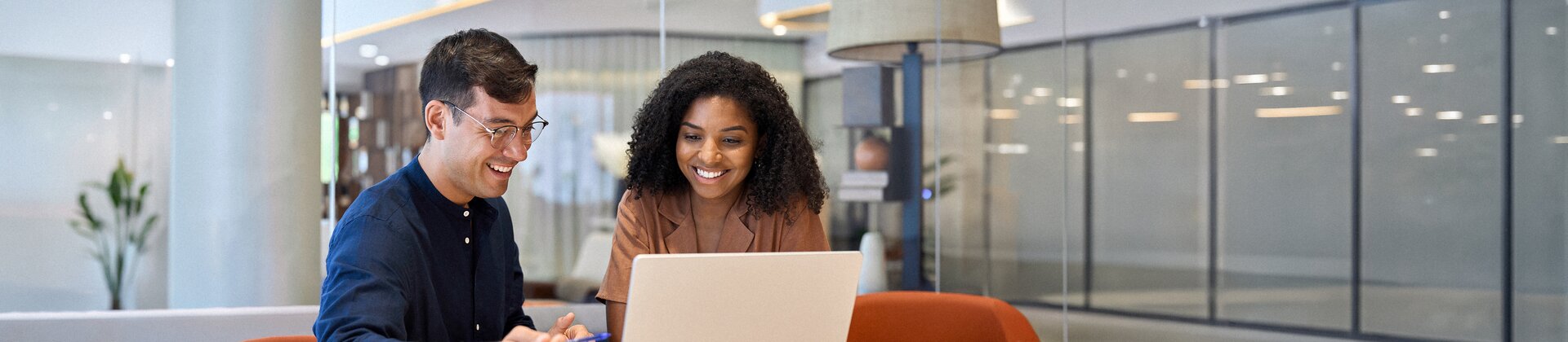 Weiterbildung Ausbilder/-in als Coach: Zwei Personen arbeiten gemeinsam am Laptop an Coaching- und Ausbildungsthemen.