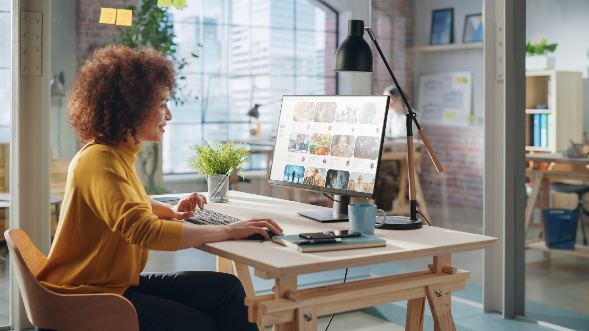 Social Media Managerin prüft den Influencer-Contentplan auf Ihrem PC. 