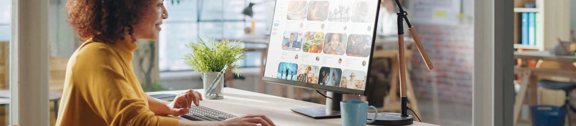 Social Media Managerin prüft den Influencer-Contentplan auf Ihrem PC. 