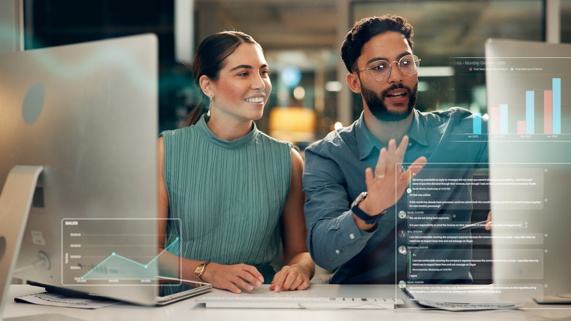 Weiterbildung Web Analyst IHK: Zwei Personen analysieren Webdaten und digitale Kennzahlen an einem Dashboard.
