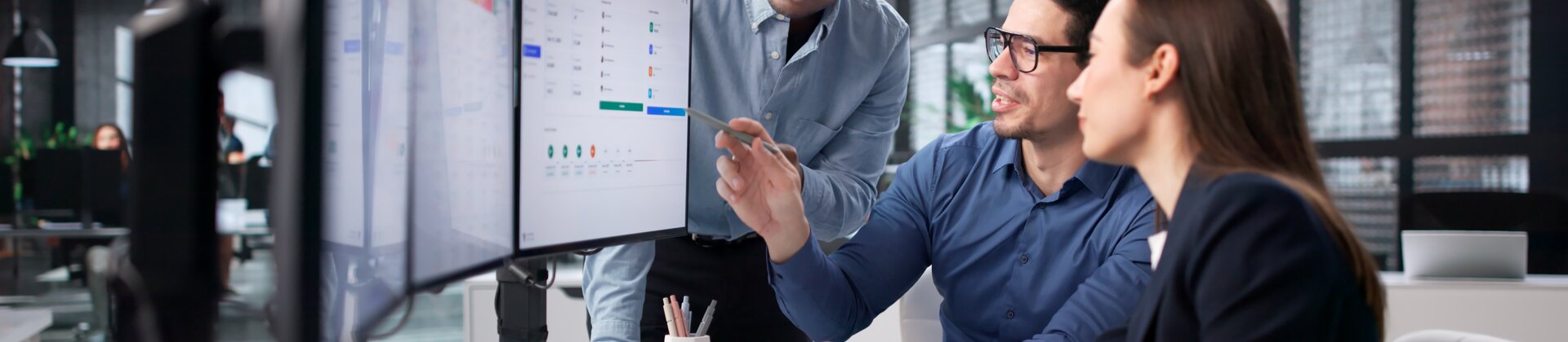 Weiterbildung Manager für integrierte Managementsysteme IHK: Team analysiert digitale Kennzahlen und Prozesse am Computer.
