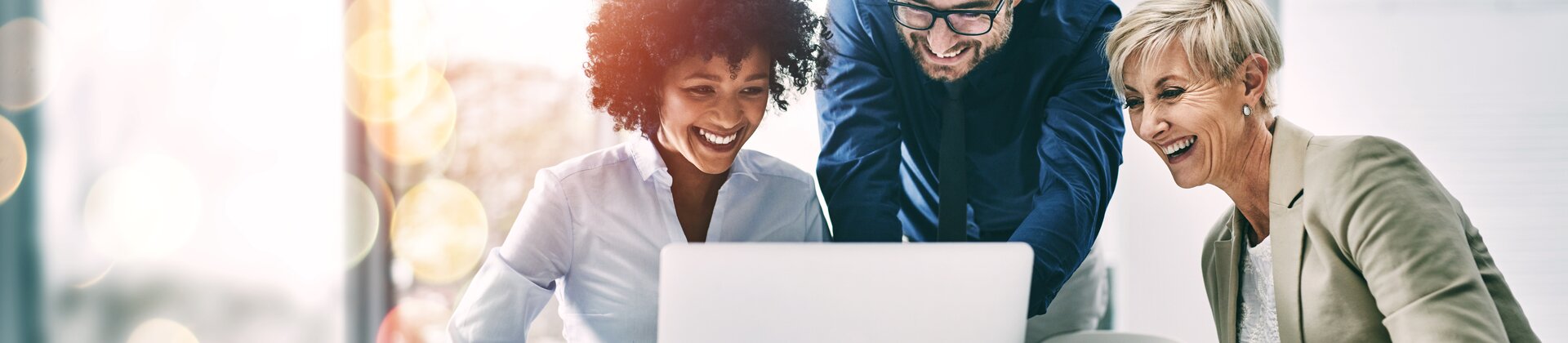 Weiterbildung Lean Management Beauftragter IHK: Team arbeitet gemeinsam am Laptop an Prozessoptimierung und effizienten Abläufen.