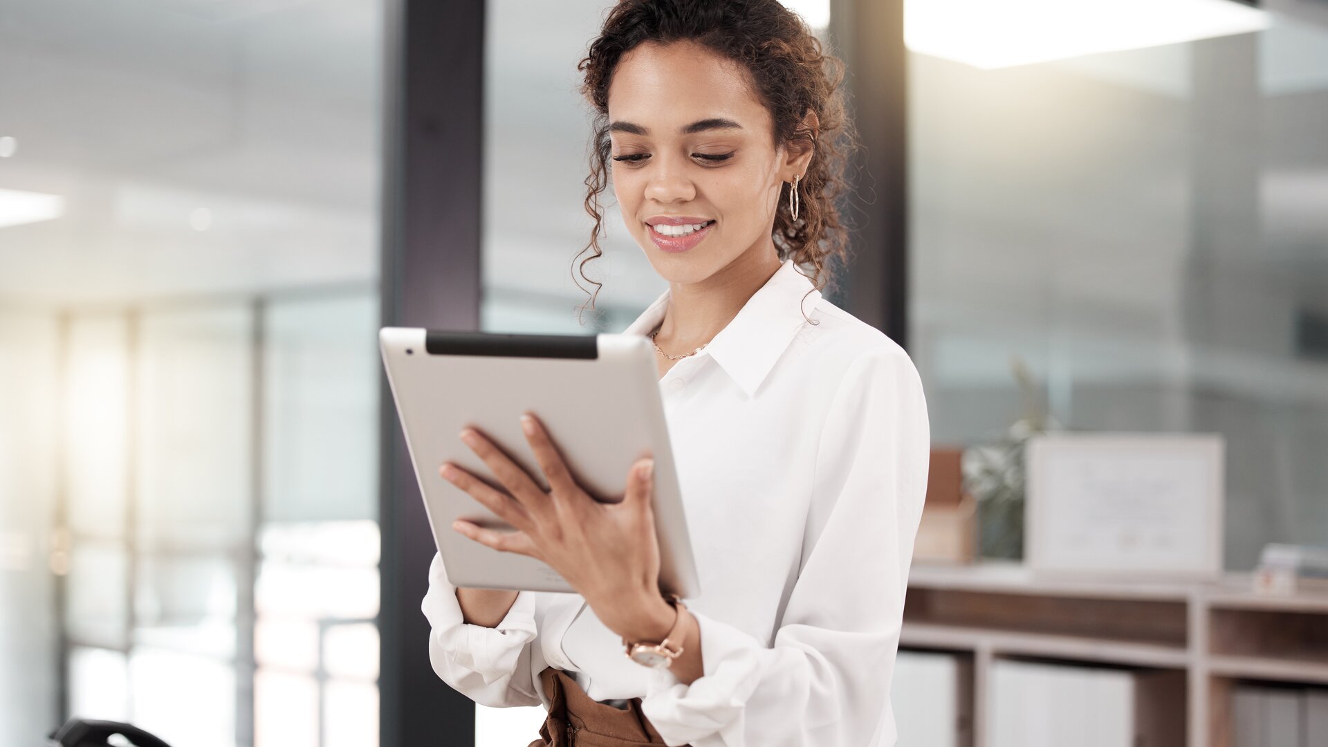 Weiterbildung QM-Auditor IHK: Teilnehmerin prüft Qualitätsmanagement-Unterlagen auf einem Tablet.