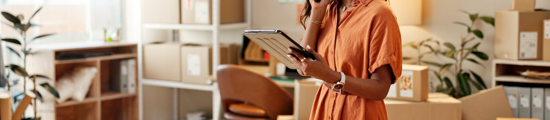Weiterbildung E-Commerce Manager IHK: Unternehmerin telefoniert und prüft Bestellungen im Onlinehandel.