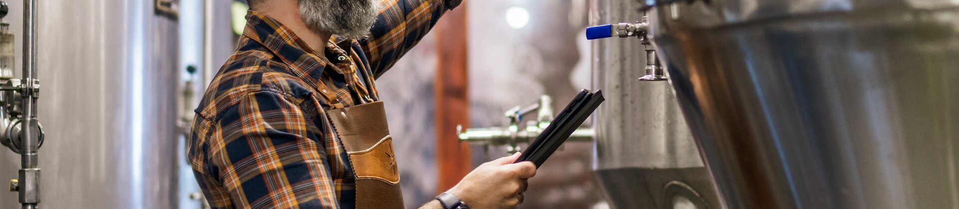 Brauerei Manager/-in IHK Weiterbildung: Mitarbeiter überwacht die Produktionsabläufe in der Bierherstellung.