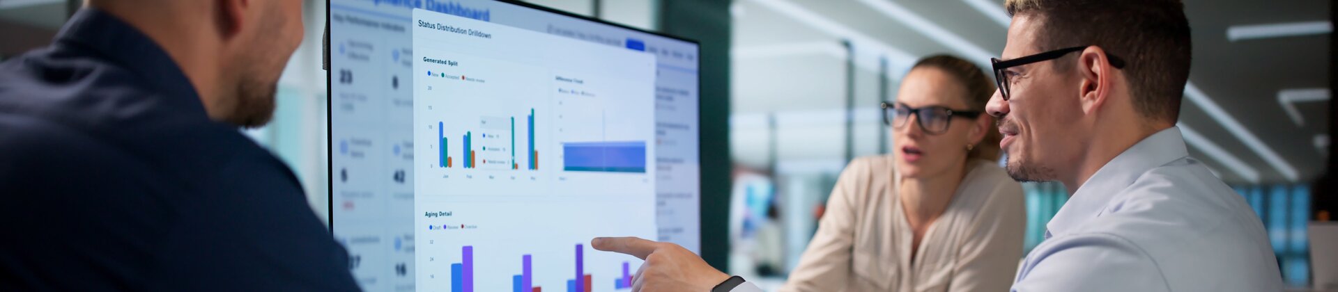 Weiterbildung Strategischer Einkaufsmanager: Team analysiert Einkaufskennzahlen und bespricht strategische Beschaffungsprozesse am Bildschirm.