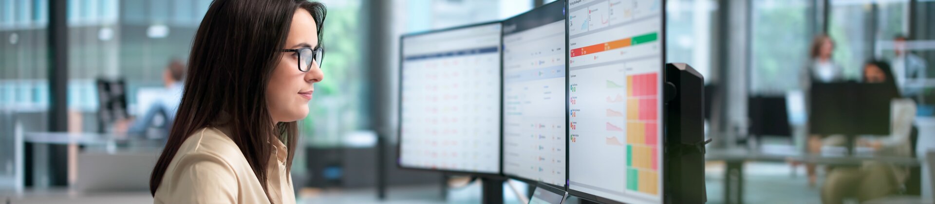 Operativer Einkaufsleiter Weiterbildung: Fachkraft arbeitet mit Einkaufskennzahlen, Lieferdaten und digitalen Auswertungen im Büro.