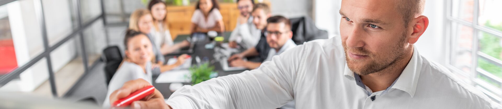 Coachingkompetenz für Teams Weiterbildung: Coach begleitet Teamarbeit, Kommunikation und Zusammenarbeit im Meeting.