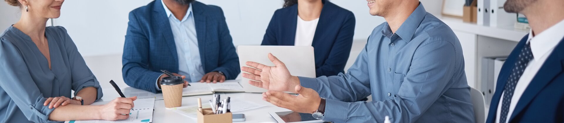 Weiterbildung Führung im Change Prozess: Führungskräfte besprechen gemeinsam Veränderungsprozesse im Meeting.