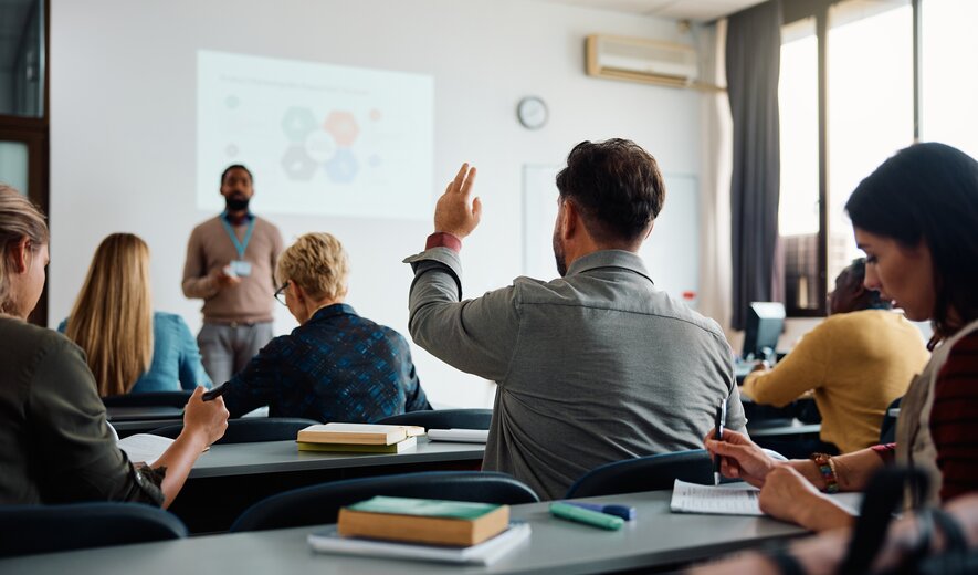 Weiterbildung Ausbildung der Ausbilder: Teilnehmende bereiten sich im Seminar auf die praktische Prüfung vor.