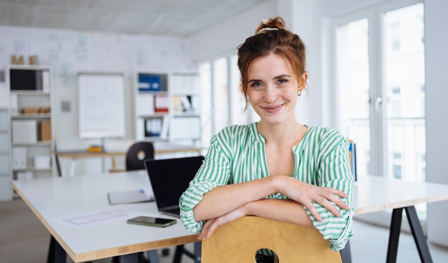 Gepr. Fachwirt/-in für Büro- und Projektorganisation Weiterbildung: Teilnehmerin im Büro mit Fokus auf Organisation und Projektarbeit.