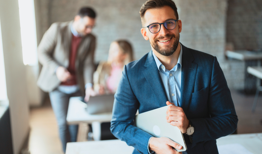 Gepr. Technischer Betriebswirt Weiterbildung: Mann im Business-Outfit in einem modernen Büro mit Fokus auf technische und betriebswirtschaftliche Kompetenz.