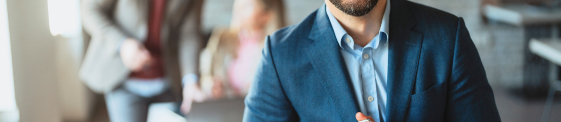 Gepr. Technischer Betriebswirt Weiterbildung: Mann im Business-Outfit in einem modernen Büro mit Fokus auf technische und betriebswirtschaftliche Kompetenz.