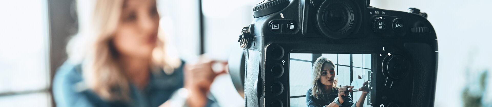 TikTok für Unternehmen Weiterbildung: Kamera filmt eine Person beim Erstellen von Video-Content für Social Media.
