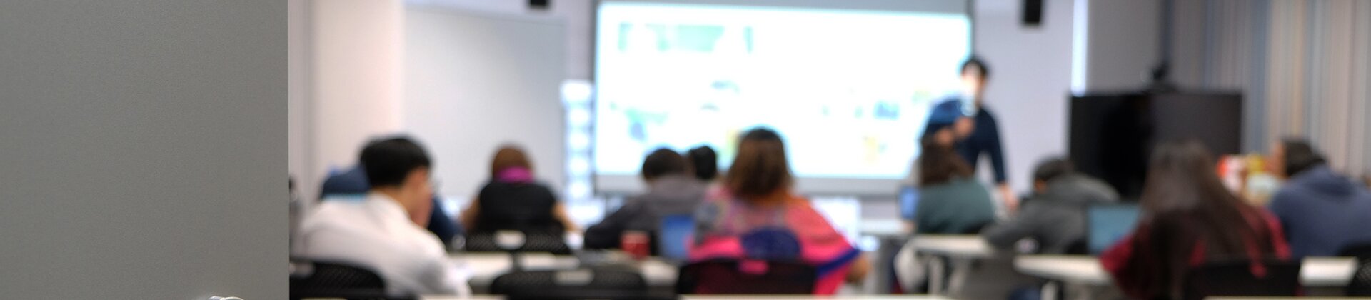 Einblick in ein Klassenzimmer mit Trainer und Teilnehmer/-innen. 