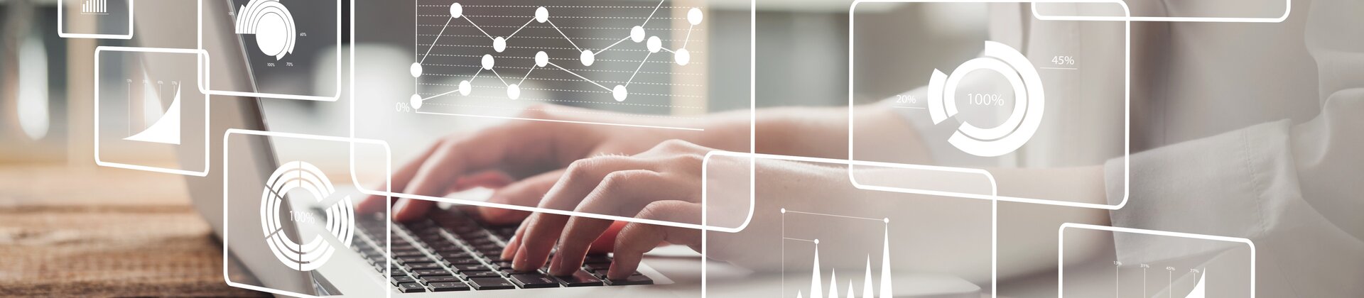 Online Marketing Managerin sitzt vor ihrem Laptop und bearbeitet verschiedene Bereiche des Online Marketings. 