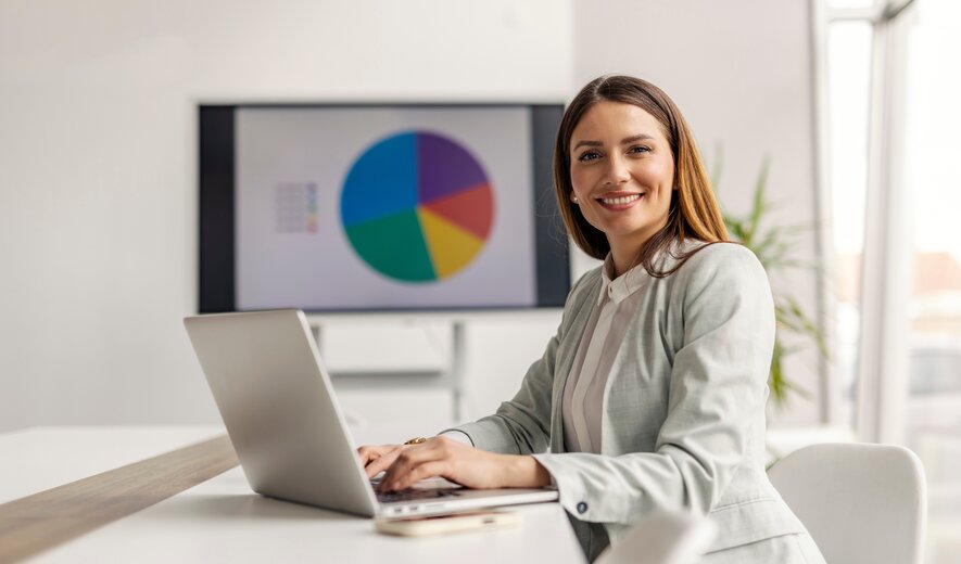 Weiterbildung Online Marketing Manager IHK: Teilnehmerin arbeitet am Laptop mit digitalen Marketingkennzahlen und Diagrammen.