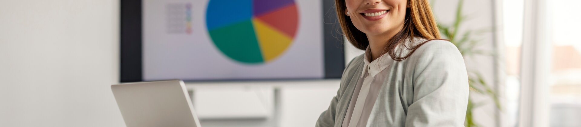 Weiterbildung Online Marketing Manager IHK: Teilnehmerin arbeitet am Laptop mit digitalen Marketingkennzahlen und Diagrammen.