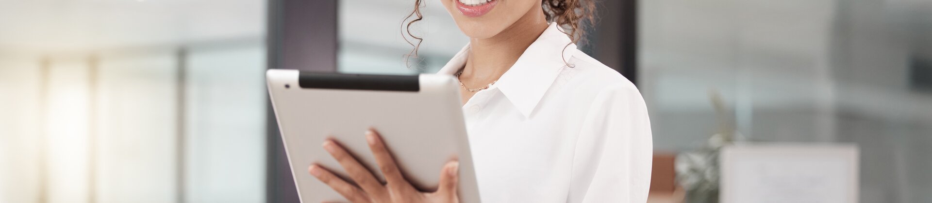 Weiterbildung QM-Auditor IHK: Teilnehmerin prüft Qualitätsmanagement-Unterlagen auf einem Tablet.