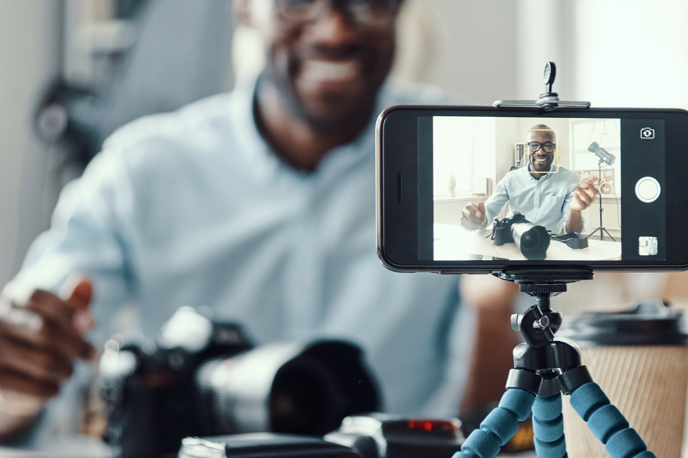 Ein Gep. Fachmann für Versicherungsvermittlung arbeitet konzentriert am Schreibtisch und prüft Unterlagen neben seinem Laptop.