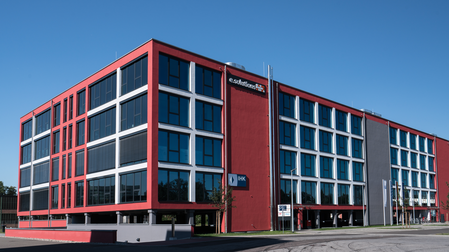 Modernes Gebäude der IHK Akademie Ingolstadt an der Despag-Straße 4 bei sonnigem Wetter.