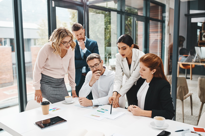 Teilnehmende der Weiterbildung Gepr. Technische Betriebswirt/-in (IHK) besprechen Karriereziele im Teammeeting