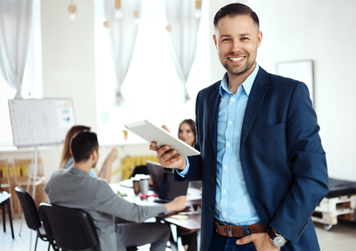 Ein Seminarleiter begrüßt Teilnehmende einer Wirtschaftsmediations-Weiterbildung in der IHK Akademie Westerham und vermittelt Strategien zur professionellen Konfliktlösung und Gesprächsführung.